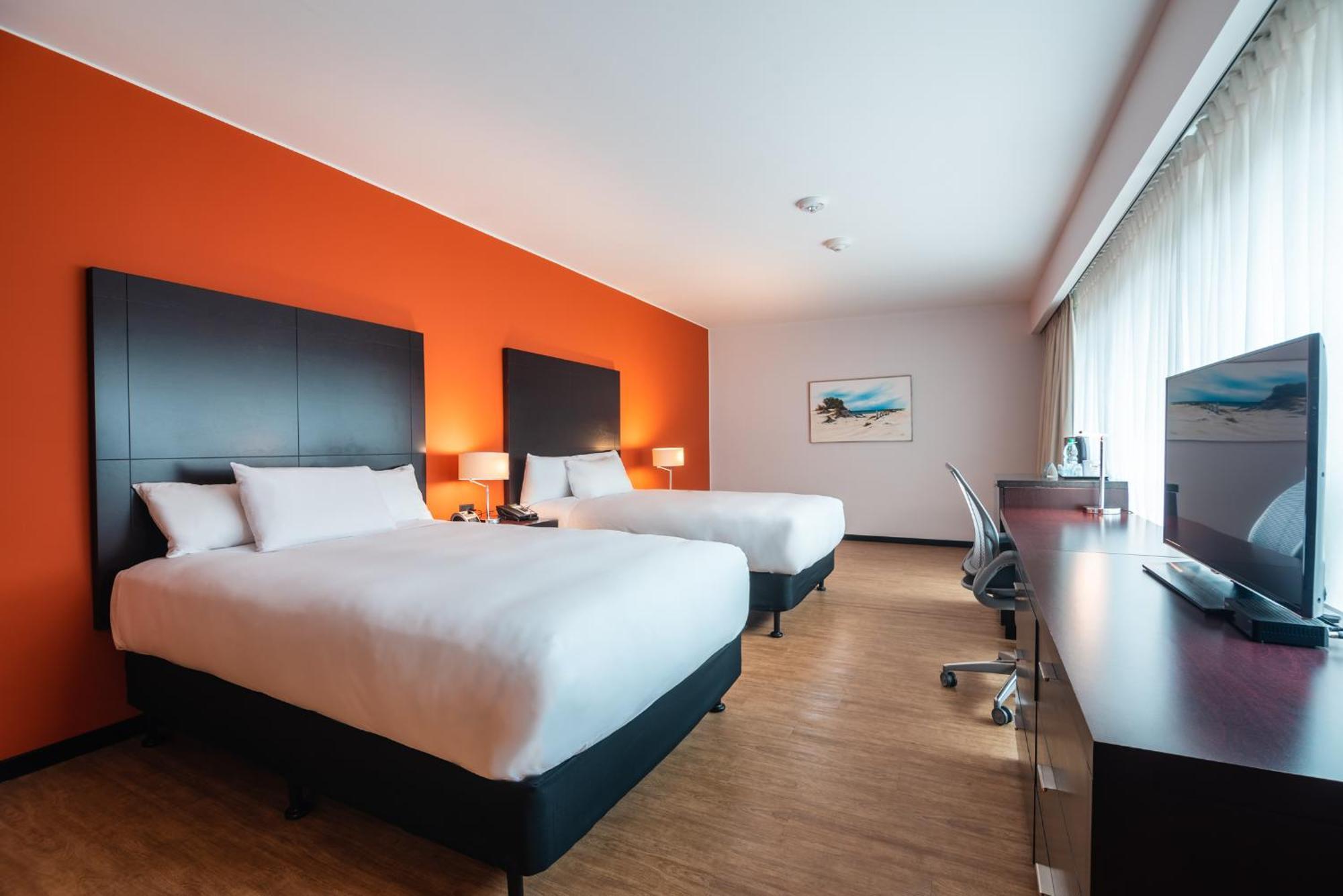 Quarto Duplo com 2 Camas de Casal e Chuveiro Acessível a Cadeirantes - Acessível para Hóspedes com Mobilidade Reduzida