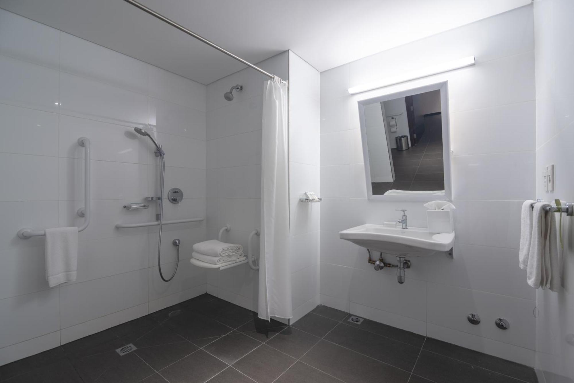 King Room Roll Shower Mobility Access,1544739109:JPEG
